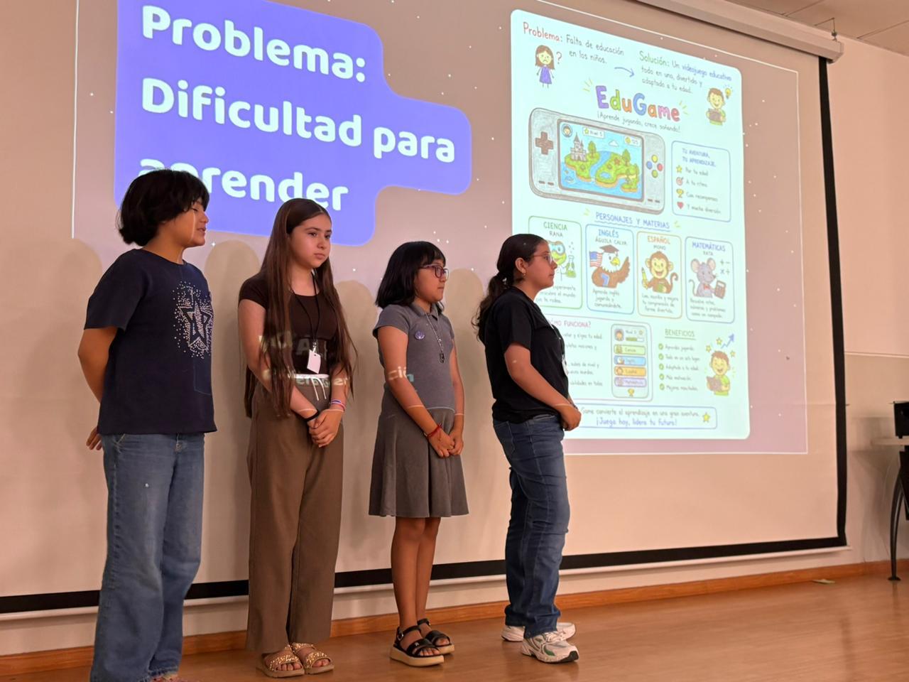 Participantes presentando una solucion durante el bootcamp