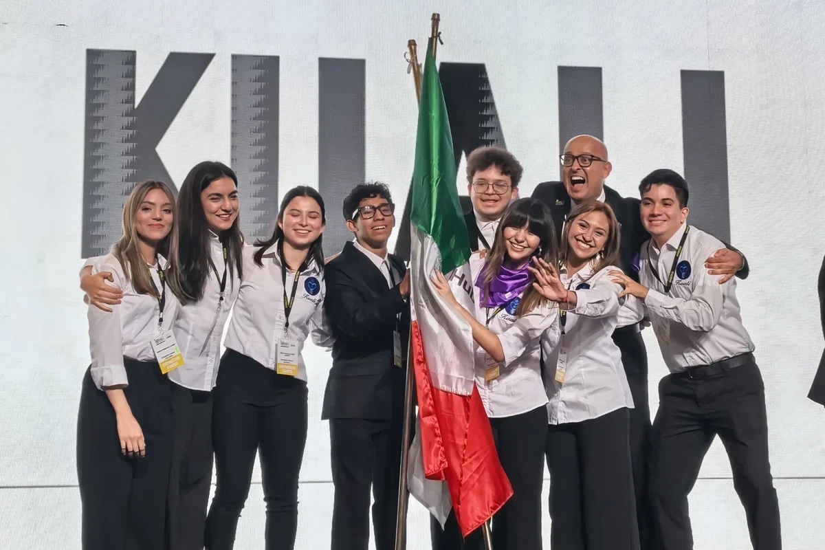 Equipo Kuali celebrando el campeonato nacional de Enactus México 2026 junto a la bandera de México